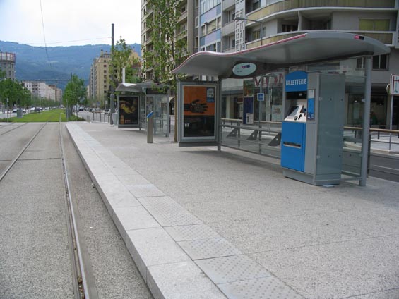 V Grenoblu jezdí tramvaje od roku 1987. Pùvodní linku A  doplnila linka B v roce 1990 a v roce 2006 se pøidala tangenciální linka C na jejíž zastávku se právì díváte.
