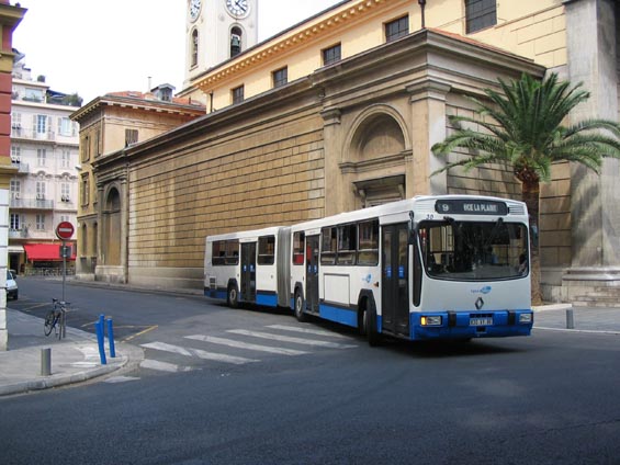 Jeden z nejstarších autobusù v Nice - kloubový Renault na koneèné u pøístavu jachet na východì mìsta. Odtud se silnice smìrem na Monako zvedá a zavrtává se do vápencových skal.