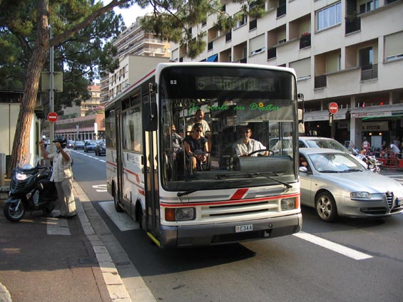 Minibus na lince 5 využívá vyhrazený autobusový pruh. Zdejší MHD se sice moc daleko nesvezete, ale i pøes všudypøítomné bohatství kolem tu stojí celodenní jízdenka pouhá 3 Eura.