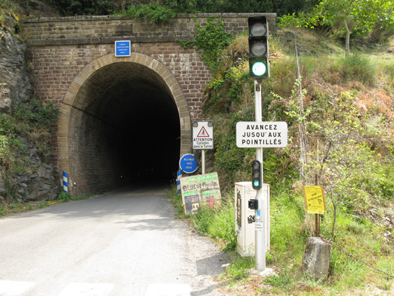 Jeden z nìkolika zøejmì bývalých železnièních tunelù slouží nyní jako silnièka podél øeky Tarn na jihozápadì Francie. Pøed vjezdem do tunelu je nutné si navolit semafor.
