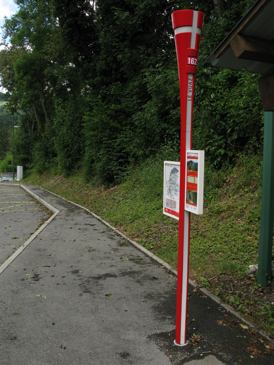 Nové zastávkové oznaèníky v regionu poblíže mìsta Annecy. Až èas ukáže, jestli je tento pokus o pozvednutí regionální dopravy jen dalším z planých výkøikù, nebo zda to tentokrát vyjde.