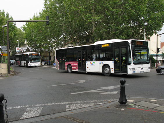 Vozový park MHD v Arles je obnovován také tureckými Mercedesy Conecto. Provozovatelem místní MHD je spoleènost STAR. Jezdí tu 7 linek, z nichž místo linky 5 jezdí bezplatná linka "S" spojující centrum s vlakovým nádražím.