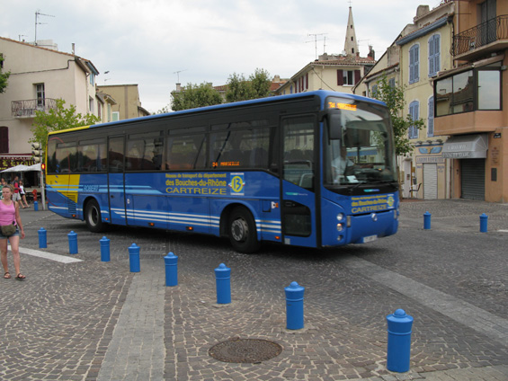 Pøímìstský autobus jezdící pro Département s èíslem "13" v malebném pøístavním mìsteèku Martigues. Iveca jsou tu v pøevaze, èasto jsou k vidìní i èeské Karosy.