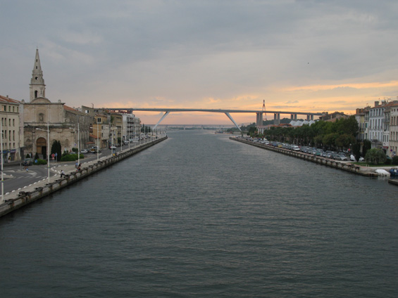 Impozantní dálnièní most se klene nad vodním kanálem skrz mìsto Martigues spojující Støedozemní moøe s jezerem Étang de Berre u Marseille.