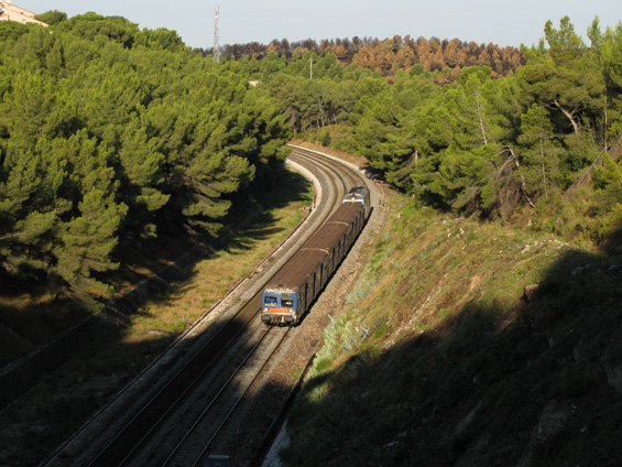 "Komuterní" vlak poblíž pøímoøského letoviska Carry Le Rouet se kroutí podél moøského pobøeží a skrz èetné tunely a po odvážných viaduktech se prodírá až do nedaleké Marseille. Kromì tìchto obstarožních vlakù tu jezdí i moderní nízkopodlažní motorové jednotky hodné 21. století.