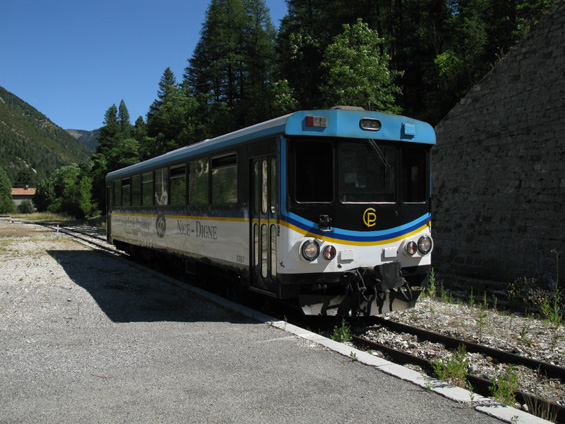 Malebná železnice Nice - Digne-les-Bains prochází støedem Provence jako jediný pozùstatek železnièní dopravy v oblasti. Kombinace nádherné pøírody, subtropického klimatu a klikatící se úzkokolejky tvoøí z projížïky provensálským motoráèkem nezapomenutelný zážitek.
