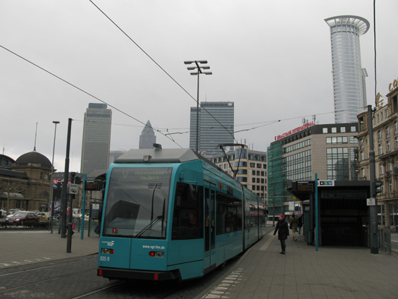 Prostor pøed hlavním nádražím vyplòují místní tramvaje, jejichž 8 linek je rozprostøeno po celém mìstì. Pro Frankfurt jsou typické mrakodrapy okolo jeho centra.