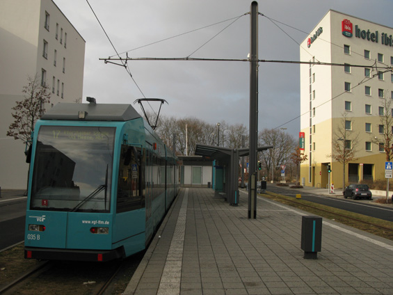Tramvaj stsršího typu R (Siemens) na koneèné Rebstockbad západnì od centra. Tramvajové koleje sem byly prodlouženy v roce 2003. Díky nové trati tehdy vznikla linka 17.