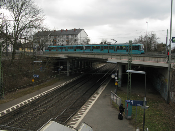 A ještì jednou nejnovìjší typ U-Bahnu projíždí kolem nádraží S-Bahnu Eschersheim. Dvouvozové jednotky U-Bahnu jsou obvykle spøahovány do dvojic i trojic.