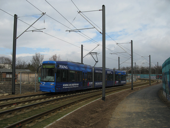 Tøi koncové zastávky nové trati pro linku 18 vedou otevøenou krajinou kolem zahrádek a mezi poli. Toto je novìjší typ "S" frankfurtské tramvaje od Bombardieru. První tyto vozy sem dorazily v roce 2003.