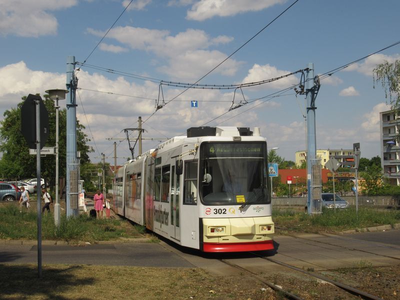 Jedna z prvních nízkopodlažních tramvají AEG GT6M z roku 1993 na jižní sídlištní trati poblíž zastávky Johann-Eichorn Strasse.