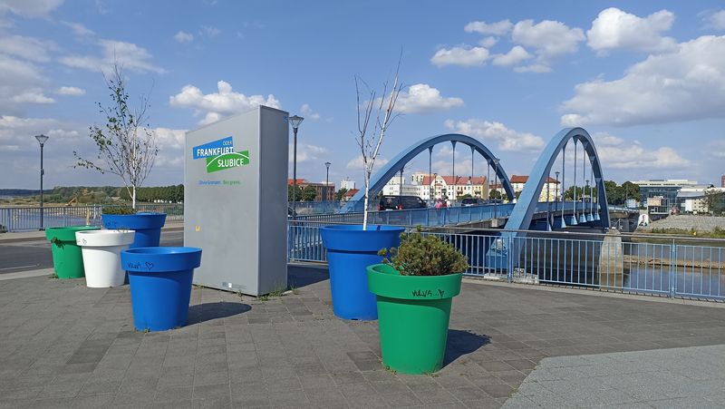 Most pøátelství pøes øeku Odru spojuje nìmecký Frankfurt s polskými Slubicemi a jezdí po nìm i mìstská linka 983. Obì mìsta, rozdìlená po druhé svìtové válce, mají dnes spoleèné nejen logo.