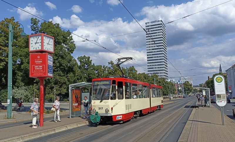 Nejpoèetnìjším typem tramvají ve Frankfurtu jsou stále èeské KT4D, kterých tu jezdí ještì 15. Èást z nich byla modernizována a v roce 2023 by je mìly nahradit nové nízkopodlažní tramvaje od škodovky. Linka 2 byla zachycena v zastávce Centrum v pozadí s místní výškovou dominantou Oderturm.