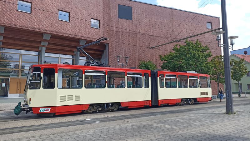 Další dvouèlánková tramvaj jako typický zástupce východonìmeckých provozù už má i zde namále – už pøíští rok by mìla zaèít dlouho odkládaná dodávka 13 nových tøíèlánkových tramvají Škoda ForCity Smart. Tendr na nové tramvaje uspoøádal Frankfurt spoleènì s dalšími dvìma východonìmeckými mìsty – Cottbus a Brandenburg.