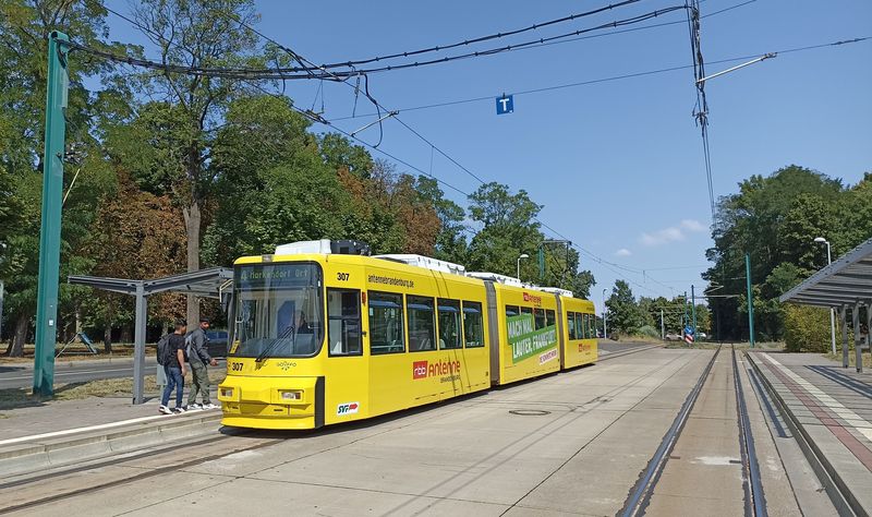 Nízkopodlažní tramvaje jsou ve Frankfurtu zastoupeny tìmito již skoro 30letými vozy AEG z let 1993-5, kterých bylo dodáno 8. Vìtšina je polepená reklamou. Zde na koneèné linky 4 Markendorf Ort, která zakonèuje místní nejdelší tra� do vzdálených pøedmìstí na jihozápadì.