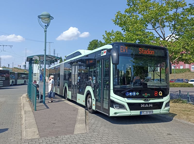 Autobus náhradní dopravy za tramvaje u hlavního nádraží v podání jednoho z nejnovìjších hybridních MANù – tìch koupil místní dopravní podnik v letech 2021-2 deset, z toho 6 v kloubové verzi.