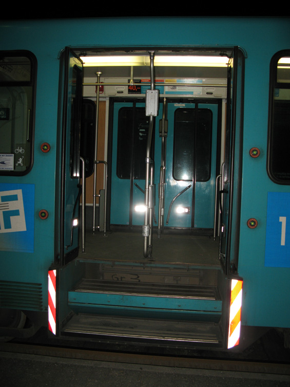 Starší soupravy frankfurtského U-Bahnu mají možnost zastavovat jak u zvýšeného nástupištì, tak v ulièní úrovni. Podle situace se pak vysouvají nebo nevysouvají schody u dveøí.