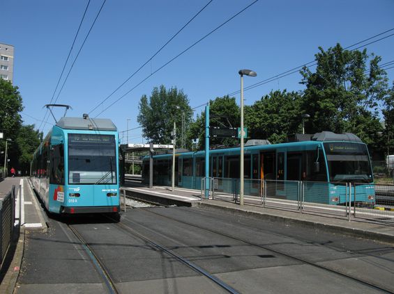 Ve stanici Ginnheim jsou poti sobì ukoèeny linky metra U1 a U9 s tramvajovou linkou 16. Na lince U9, která nejede do centra, jezdí v dlouhém intervalu pouze samostatné dvouvozové jednotky.