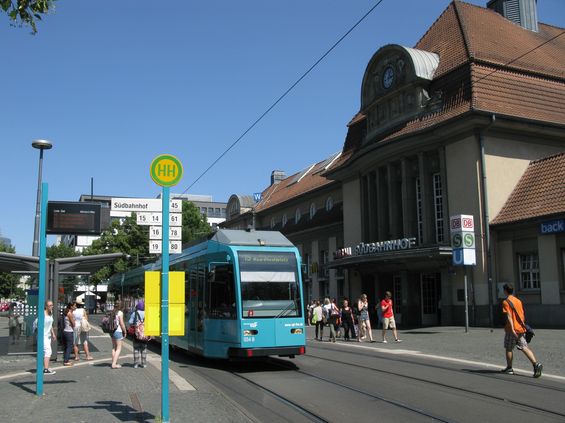 Starší typ tramvaje typu R od Siemensu byl dodáván od roku 1993 v poètu 40 kusù. V jižní èásti Frankfurtu je hlavním pøestupním uzlem Jižní nádraží se 4 linkami S-Bahnu, 4 tramvajovými a mnoha autobusovými linkami.