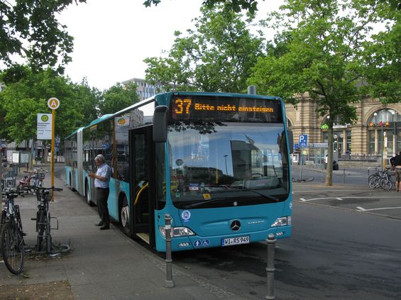 Mìstský koordinátor TraffIQ sdružuje cca 300 autobusù pro cca 60 autobusových linek, na které postupnì vypisuje soutìže v 8 segmentech. Napøíklad na lince 37 jezdí dopravce Autobus Sippel, který má kontrakt na 11 linek od roku 2013 do 2020. Všechny autobusy musejí mít jednotný nátìr a splòovat další kvalitativní standardy.