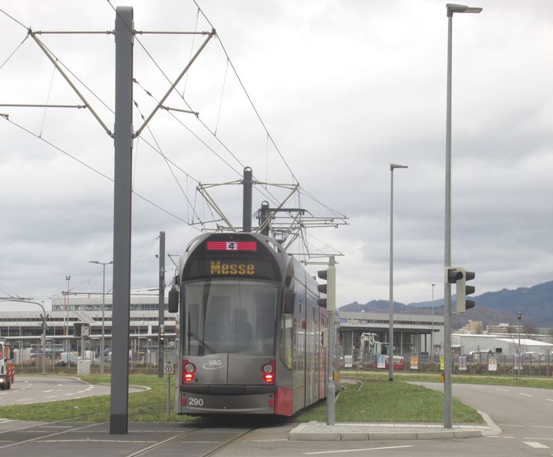 Linka 4 byla v roce 2020 prodloužena v severozápadní èásti Freiburgu k místnímu výstavišti podél zdejšího stadionu. Tato rozvojová lokalita leží poblíž freiburského letištì. Od roku 2015 byly tramvaje linky 4 prodlouženy sem k vlakové zastávce poblíž Technické fakulty.