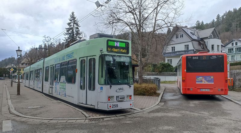 Jižní koneèná linky 2 leží už mimo Freiburg v malebné vísce Günterstal sevøené z obou stran vysokými kopci. Na tramvaj tu navazuje autobusová linka dál na jih do místních hor. Konec této trati už je jednokolejný.