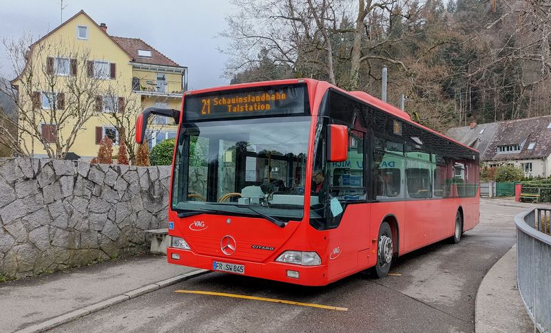 Návazná autobusová linka 21 odváží cestující od tramvaje è. 2 z obce Günterstal dál na jih k dolní stanici dlouhé lanovky na horu Schauinsland ležící ve výšce témìø 1300 m n. m.