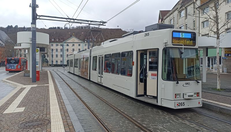 Od roku 2019 konèí zde na námìstí Europaplatz tramvajová linka 5, která projíždí novou odlehèovací tratí na západním okraji historického centra smìrem na jih. Pìtka má ze všech tramvajových linek nejdelší intervaly – ve všední dny jezdí po 10 minutách.