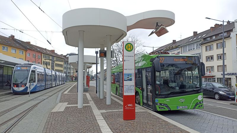 Nová podoba pøestupního uzlu Europaplatz na severním okraji historického centra Freiburgu. Odtud vyjíždí první pilotní elektrobusová linka 27, která tu má také dobíjecí stanici.