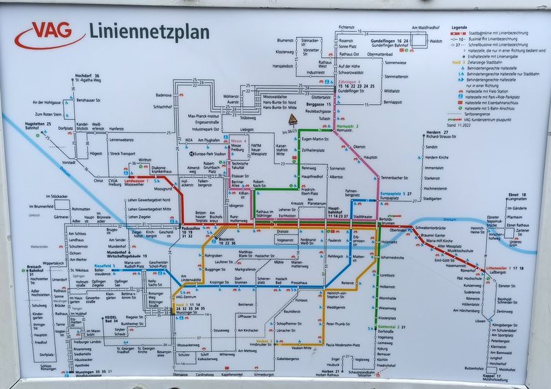 Schéma linkového vedení MHD ve Freiburgu, kde páteø tvoøí 5 tramvajových linek. Zbytek doplòují autobusy, postupnì nahrazované elektrobusy. Tramvají je k dispozici cca 70.