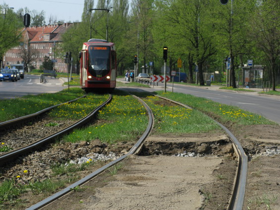 A ještì jeden zábìr technicky vysloužilé tratì do Przeróbky. Polské tramvaje si ale poradí i v horších podmínkách. Ostatní tratì v Gdaòsku však vypadají mnohem lépe.