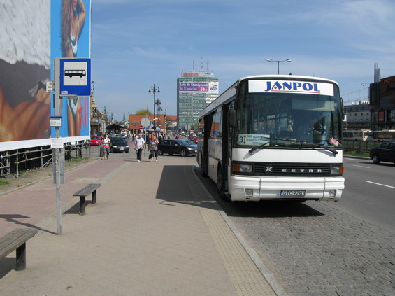 Pøímìstskou autobusovou dopravu provozují rùzní soukromí dopravci. Vìtšinou zde potkáte rùzné ojetiny ze západní nebo severní Evropy.