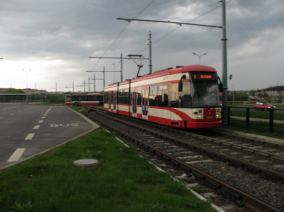 Rozlehlá sídlištì Chelm a Lostowice na vyvýšené plošínì jihozápadnì od centra se teprve pøed pár lety doèkala tramvajové trati, která se stavìla již od poèátku 80. let. Problémem byl kromì nedostatku financí také nedostatek vhodných vozidel - jedná se totiž o nejstrmìjší tramvajovou tra� v Polsku. Zde je jedna ze tøí gdaòských tramvají Bombardier NGT6 (rok výroby 2007).