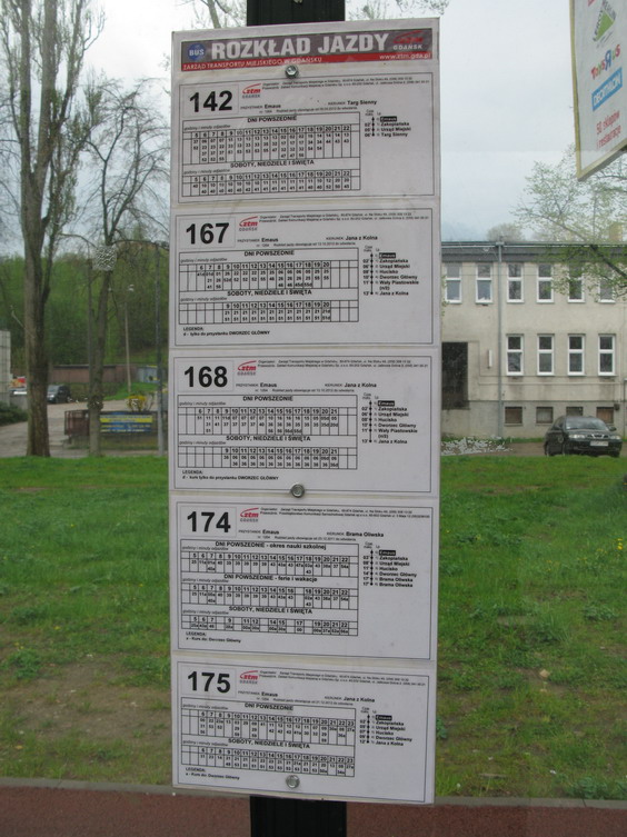 Ukázka jízdních øádù mìstských autobusových linek. Krátké intervaly a pøehledná sí� se u autobusù pøíliš nenosí, pøednost má smìrová nabídka.