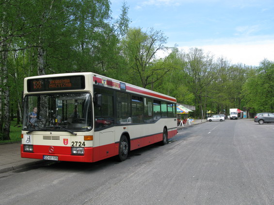Na Westerplatte se lze dostat i za bìžné jízdné MHD dvìma autobusovými linkami (106 a 138) z centra Gdaòsku. Vozový park autobusù byl již na poèátku 90. let obnovován nízkopodlažními autobusy z Nìmecka.