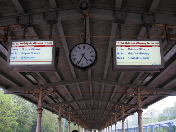 Prastará nástupištì pøímìstské linky SKM se postupnì modernizují - dùkazem jsou i tyto obrazovky. Zdejší S-Bahn projíždí teké proslulými láznìmi Sopoty.