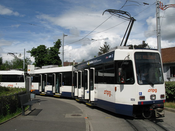 Koneèná Palettes, kde jsou proti sobì ukonèeny linky 12 a 15. Toto je nejstarší, jen èásteènì nízkopodlažní typ ženevské tramvaje (Düwag/Vevey).