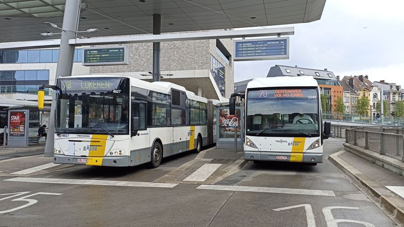 Kloubové autobusy na pøímìstských linkách na autobusovém nádraží vedle vlakového nádraží Sint-Pieters. Autobus Jonckheere vlevo patøí mezi to nejstarší, s èím je možné se v Gentu svézt.