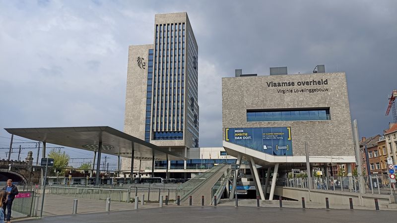 Vedle vlakového nádraží Sint-Pieters leží autobusové nádraží i administrativní budovy s velením zdejší dopravy.