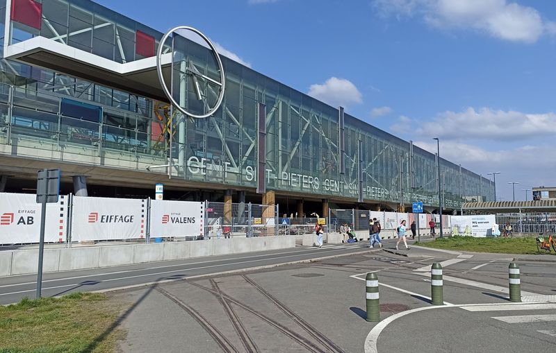 A takto už vypadá nová podoba hlavního nádraží Sint-Pieters z jihu – velká zasklená plocha pokrývající nová nadzemní nástupištì. Tady budou také jezdit všechny tramvajové linky, které dnes zastavují severnì od pùvodní nádraží budovy.