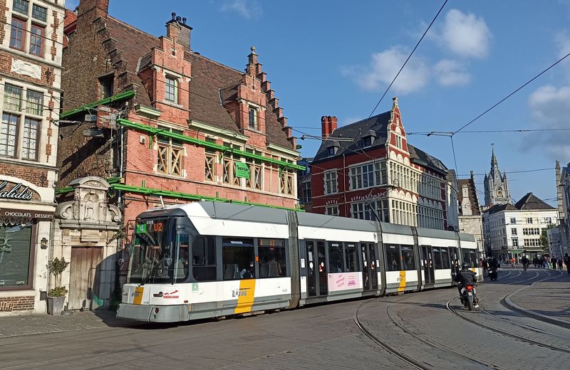 Nejstarší typ nízkopodlažních tramvají Siemens MGT6 na lince 4, která spojuje obìma svými konci jižní pøedmìstí s centrem, jež projíždí po nìkolika malebných tratích. Tyto tramvaje známé i ze sousedních Antverp byly do Gentu dodávány v letech 1999-2007 v poètu 41 kusù.