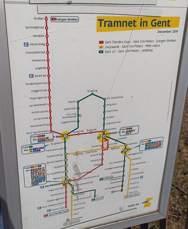 Schéma tramvajové sítì v Gentu, která si vystaèí se tøemi, by� dlouhými linkami. Nejvýznamnìjšími pøestupními body mezi tramvajemi a autobusy jsou hlavní nádraží Sint-Pieters, pak zastávky v centru i terminál Zuid na jihovýchodním okraji centra.
