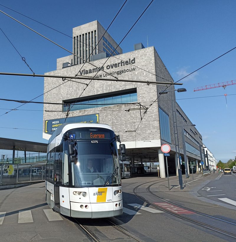 Tramvaje jezdí v Gentu na úzkém rozchodu. 3 dlouhé linky (1, 3 a 4) spojují centrum s pøedmìstími. Na lince 1 jezdí tyto nejdelší a nejnovìjší sedmièlánkové tramvaje Bombardier Flexity 2, kterých bylo v letech 2014-17 dodáno celkem 26.