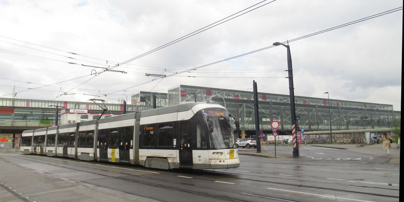 Z jižní strany nádraží už dnes jezdí páteøní tramvajová linka 1, která po projetí podjezdem pod nádražím od severu smìøuje dál na jih k místnímu výstavišti. Na ní jezdí zdejší nejdelší sedmièlánkové tramvaje v intervalu 6 minut.