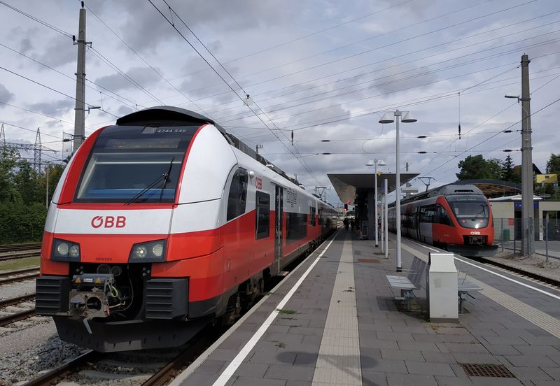 Regionální i spìšné vlaky a hlavní severojižní trati jsou zajištìny novými i o nìco staršími elektrickými jednotkami ÖBB. Na vlaky tu na nádraží Gmundem na kopci nad mìstem navazují vlakotramvaje do centra Gmundenu.