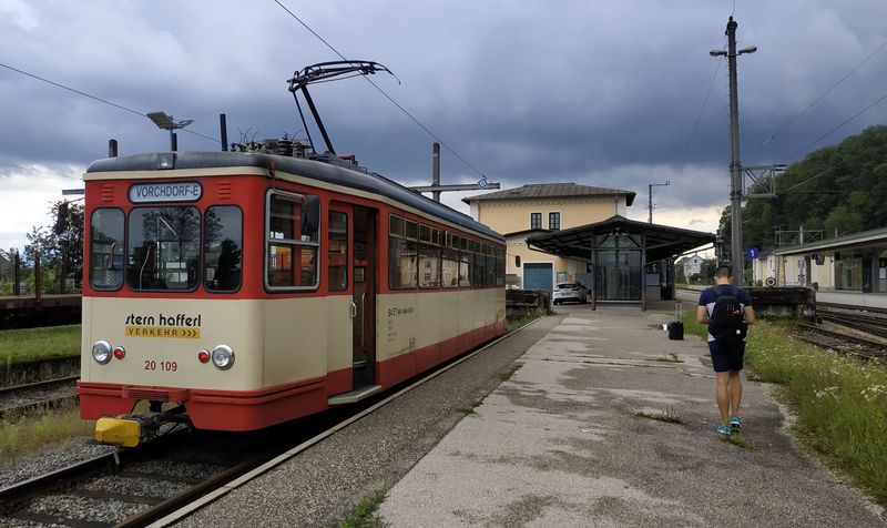Elektrický vùz Rastatt z roku 1956 pùvodem z okolí Salzburgu jezdí stále v bìžném provozu na zbylém úseku místní úzkokolejky z Vorchdorfu do Lambachu. Zde na koneèné v Lambachu, kde je návaznost na páteøní železnièní tra� do Lince.