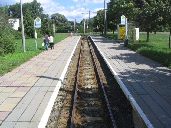 Obousmìrná zastávka na jednokolejném úseku linky è. 3.