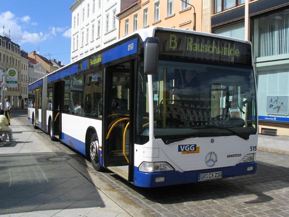 Nejnovìjší kloubové Citaro v novém nátìru mìstského dopravce èeká na centrální rozjezd v zastávce Demianiplatz.