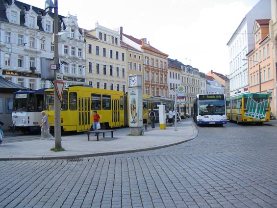 Centrální pøestupní uzel Demianiplatz je sice miniaturní, o to lépe však funguje. Každých 20 minut se tu sjíždìjí všechny linky.