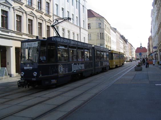 Další pøíklad toho, že tramvaj mùže v klidu jezdit po pìší zónì a nikomu to nevadí.